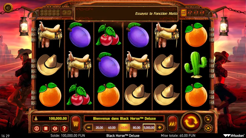 Grille de 6 rouleaux sur 3 rangées de Black Horse Deluxe dans un cadre en bois, devant un désert rouge : selles, chapeaux de cowboy, prunes, cerises, oranges et un cactus ; en haut à gauche un compteur BLACK HORSE SPINS, en haut à droite MULTIPLICATEUR x1, x2, x3, x4, en bas une mise totale de 60.00 FUN