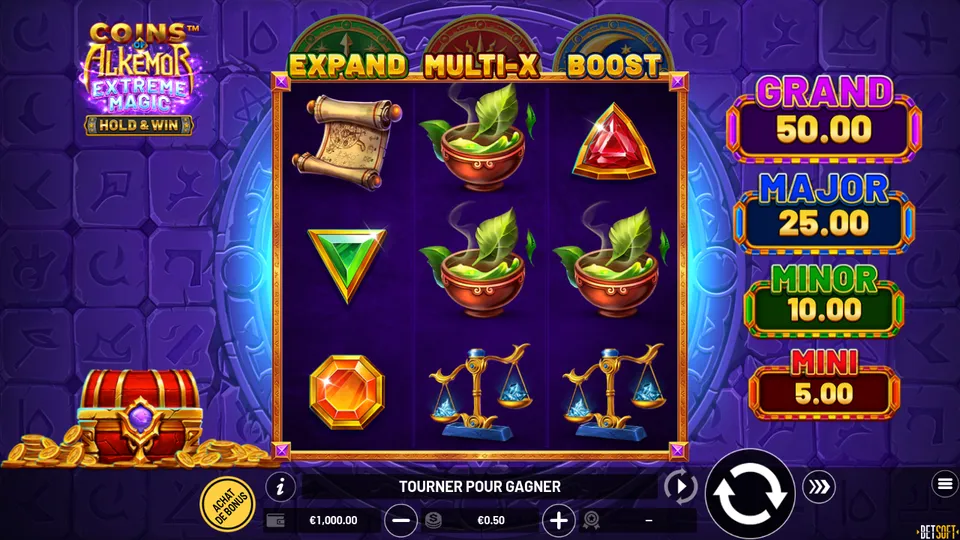 Grille de 3 rouleaux sur 3 rangées de Coins of Alkemor: Extreme Magic sous les bandeaux EXPAND, MULTI-X et BOOST, avec un parchemin, des bols fumants, des pierres taillées et des balances, à côté des compteurs GRAND, MAJOR, MINOR et MINI