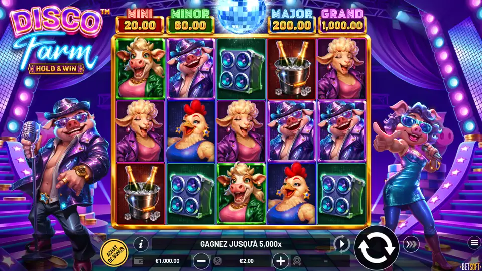 Grille de 5 rouleaux sur 3 rangées de Disco Farm sur une scène de disco : cochons à lunettes, vaches, personnages aux boucles blondes, volatiles à crête rouge, enceintes et seaux à glace avec bouteilles ; au-dessus, MINI 20.00, MINOR 60.00, MAJOR 200.00 et GRAND 1,000.00 autour d’une boule à facettes