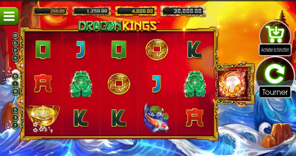 La grille de Dragon Kings : lettres J, Q et K, pièces dorées percées d’un carré, statuettes vertes, un poisson orange et blanc, et à droite le sixième rouleau avec une perle entourée de flammes
