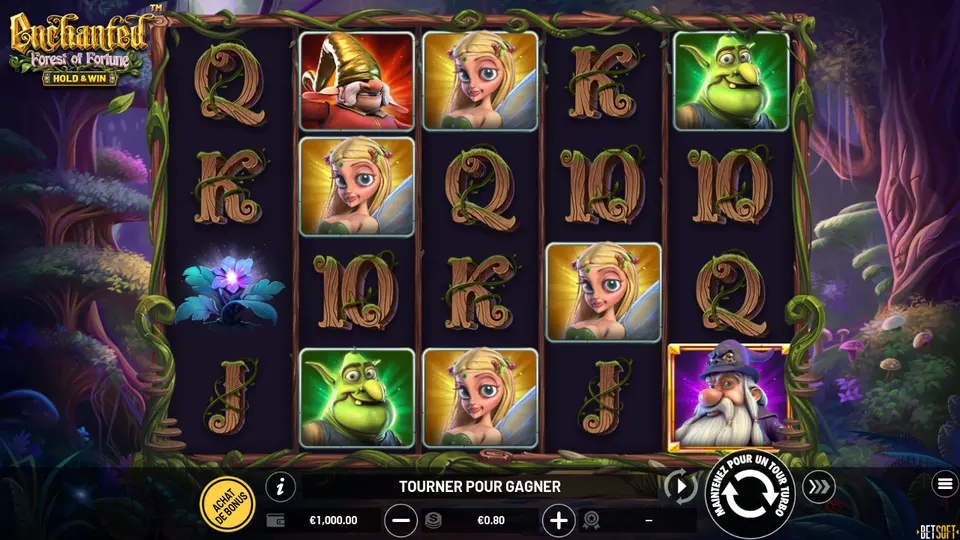 Grille de 5 rouleaux sur 4 rangées d’Enchanted: Forest of Fortune dans une forêt violette : lettres en bois, jeune femme blonde ailée, personnage vert, homme au bonnet doré, vieil homme au chapeau violet et fleur bleue ; en bas, le bouton ACHAT DE BONUS et la mise €0.80