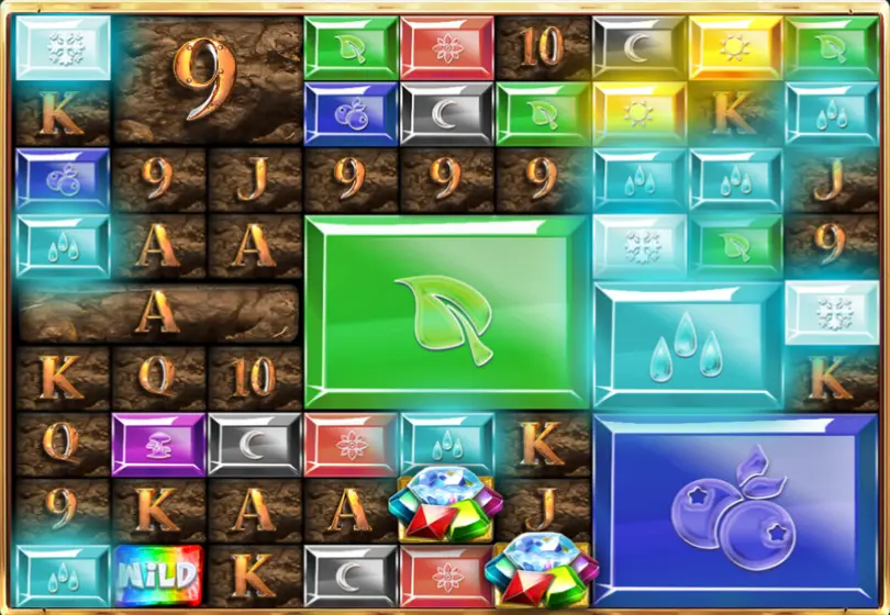 La grille de Gemmed! : blocs de gemmes colorées de plusieurs tailles marqués d’une feuille, de gouttes, de baies ou d’une lune, lettres et chiffres sur fond de pierre, un symbole WILD aux couleurs de l’arc-en-ciel et deux pierres taillées