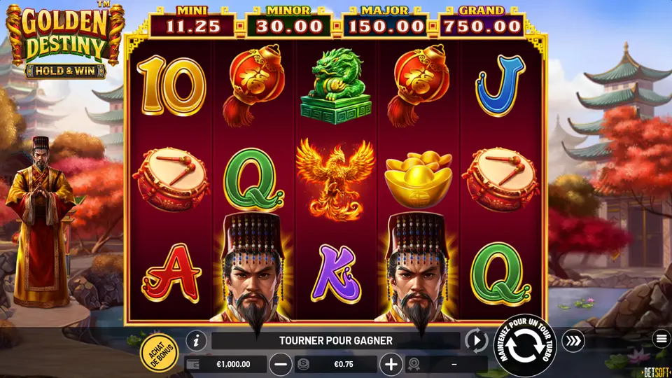 Grille de 5 rouleaux sur 3 rangées de Golden Destiny avec lanternes, tambours, statue de dragon vert, oiseau de flammes, lingots dorés, deux hommes au haut chapeau et lettres ; au-dessus, les prix MINI 11.25, MINOR 30.00, MAJOR 150.00 et GRAND 750.00