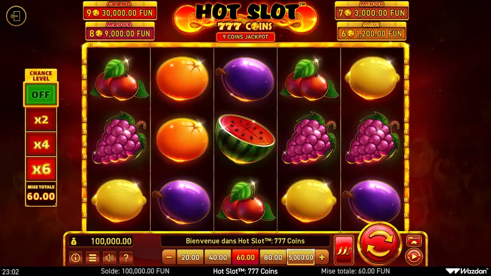 Grille de 5 rouleaux sur 3 rangées de Hot Slot 777 Coins remplie de fruits (cerises, oranges, prunes, raisins, citrons, pastèque), avec les compteurs GRAND, MAJOR, MINOR et MINI en haut et les boutons Chance Level à gauche