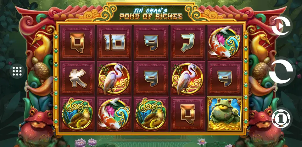 Grille de Jin Chan’s Pond of Riches sous le titre du jeu : lettres et chiffres stylisés sur fond rouge, oiseaux blancs à long bec, poissons blanc et rouge, objets dorés et un animal vert sur fond doré