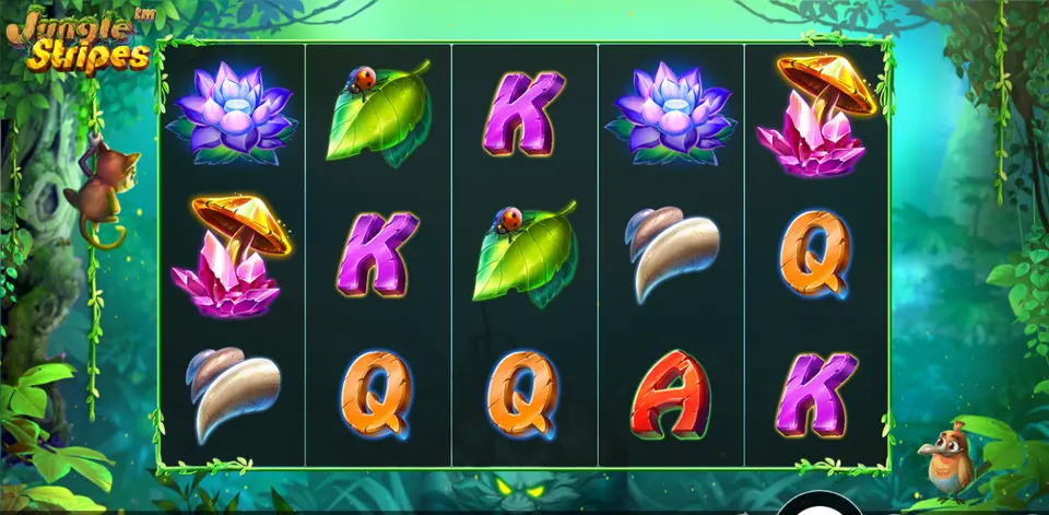 Grille de Jungle Stripes à 5 rouleaux et 3 rangées : fleurs violettes, champignons dorés sur cristaux roses, feuilles vertes avec coccinelle, objets blancs recourbés et lettres A, K, Q, dans un décor de jungle avec un petit animal brun à gauche et un oiseau à droite