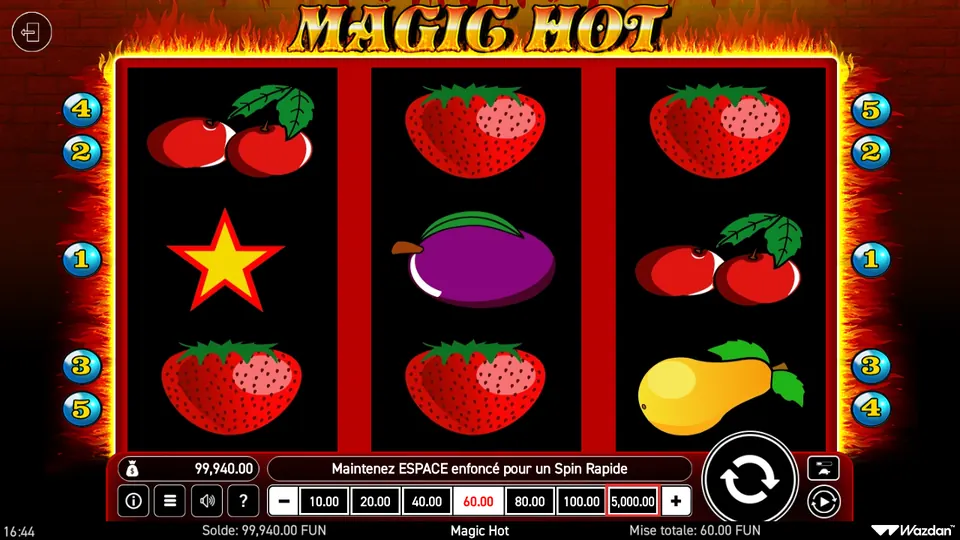 Grille de 3 rouleaux sur 3 rangées de Magic Hot entourée de flammes : cerises, fraises, une étoile jaune bordée de rouge, une prune et une poire, avec des repères de lignes numérotés 4, 2, 1, 3, 5 à gauche et 5, 2, 1, 3, 4 à droite ; en bas les boutons de mise de 10.00 à 5,000.00 et une mise totale de 60.00 FUN