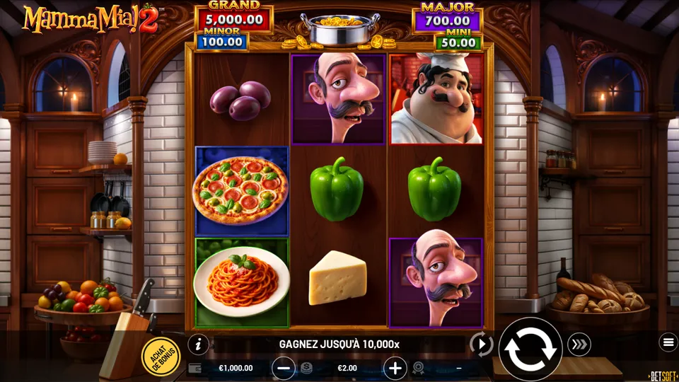 Grille de 3 rouleaux sur 3 rangées de Mamma Mia 2 dans une cuisine, avec un chef à toque, deux hommes moustachus, une pizza, des spaghettis, des poivrons verts, du fromage et des fruits violets, sous les compteurs GRAND, MAJOR, MINOR et MINI