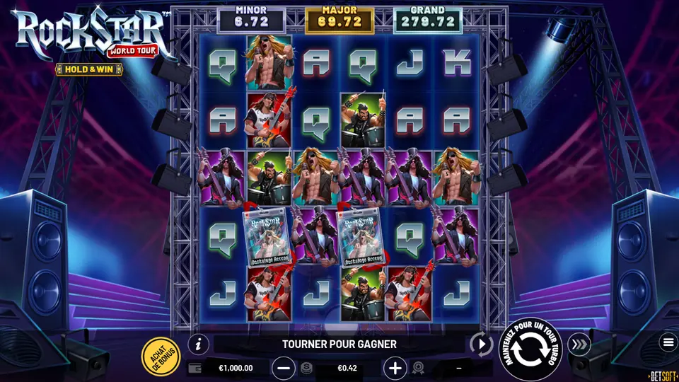 Grille de 6 rouleaux sur 5 rangées de Rockstar World Tour sur une scène éclairée, avec des musiciens, des lettres et deux cartes illustrées ; au-dessus, les prix MINOR 6.72, MAJOR 69.72 et GRAND 279.72