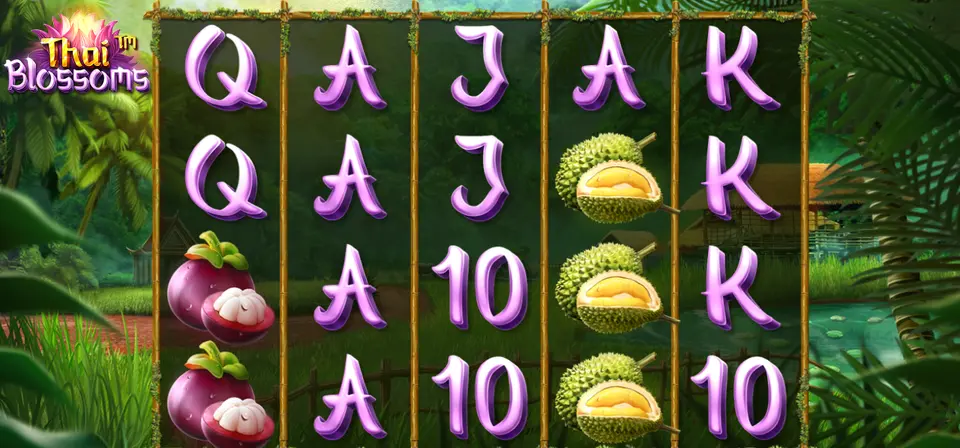 Grille de Thai Blossoms dans un décor de jungle : lettres A, K, Q, J, 10 violettes, fruits violets ouverts à chair blanche et fruits verts à piquants ouverts à chair jaune