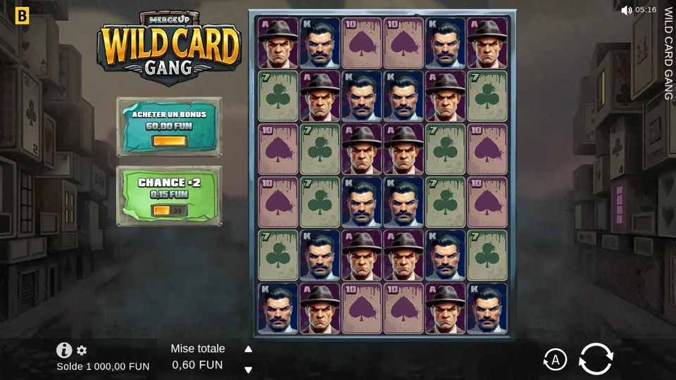 Grille de 6 colonnes sur 6 rangées de Wild Card Gang, remplie de cartes : A avec un homme au chapeau mou, K avec un homme moustachu, 10 de pique violet et 7 de trèfle vert ; à gauche les boutons ACHETER UN BONUS et CHANCE ×2, en bas une mise totale de 0,60 FUN, devant des immeubles gris